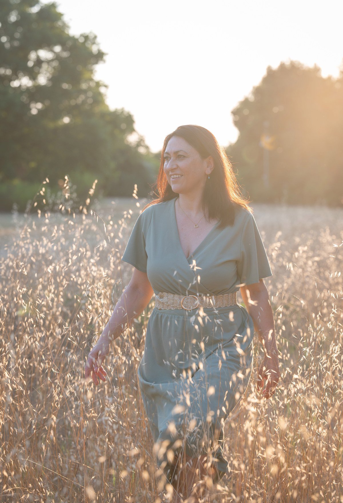 Sandrine Paraud Marot, sophrologue à Parempuyre (33290), marchant dans un champ au coucher du soleil